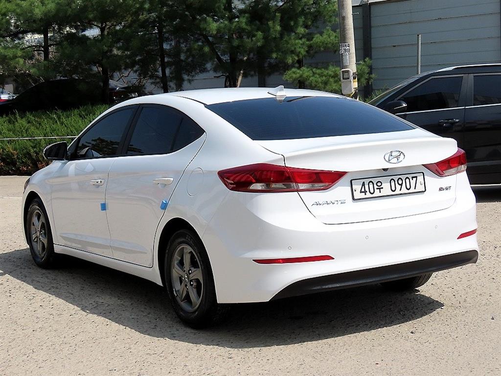 HYUNDAI Avante - Vista 3