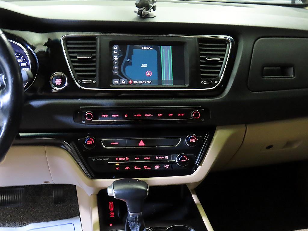 KIA Carnival - Vista 12