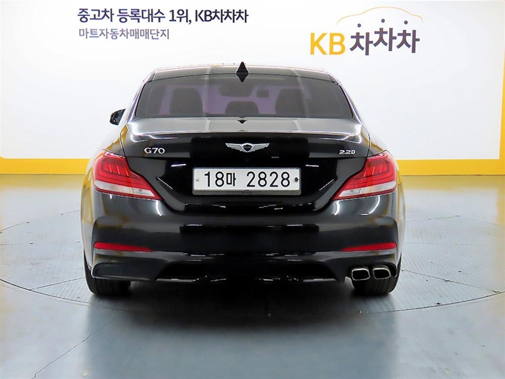 Genesis G70 - Vista 3