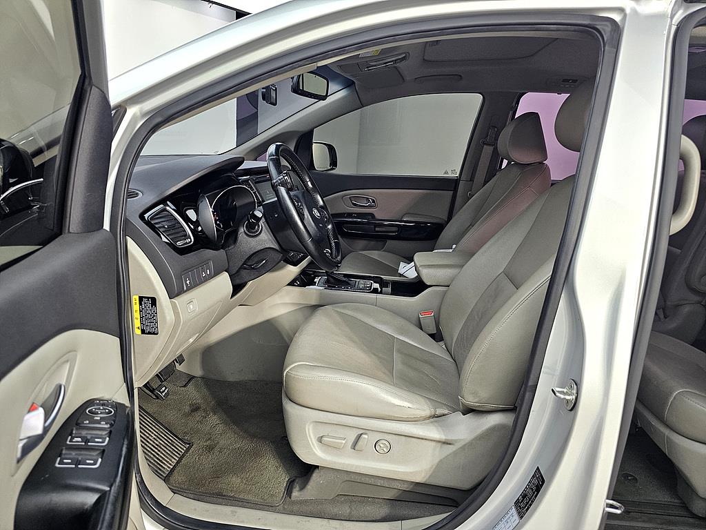 KIA Carnival - Vista 8