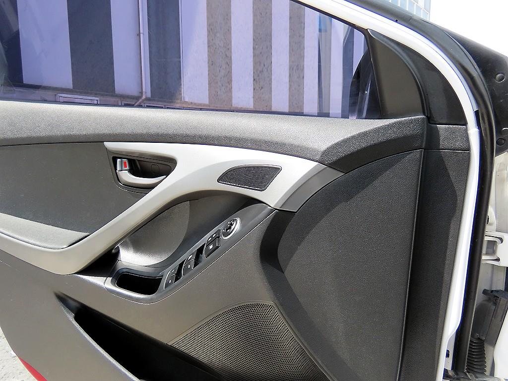 HYUNDAI Avante - Vista 11