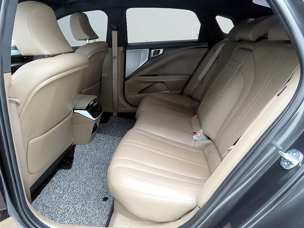 KIA K8 - Vista 7
