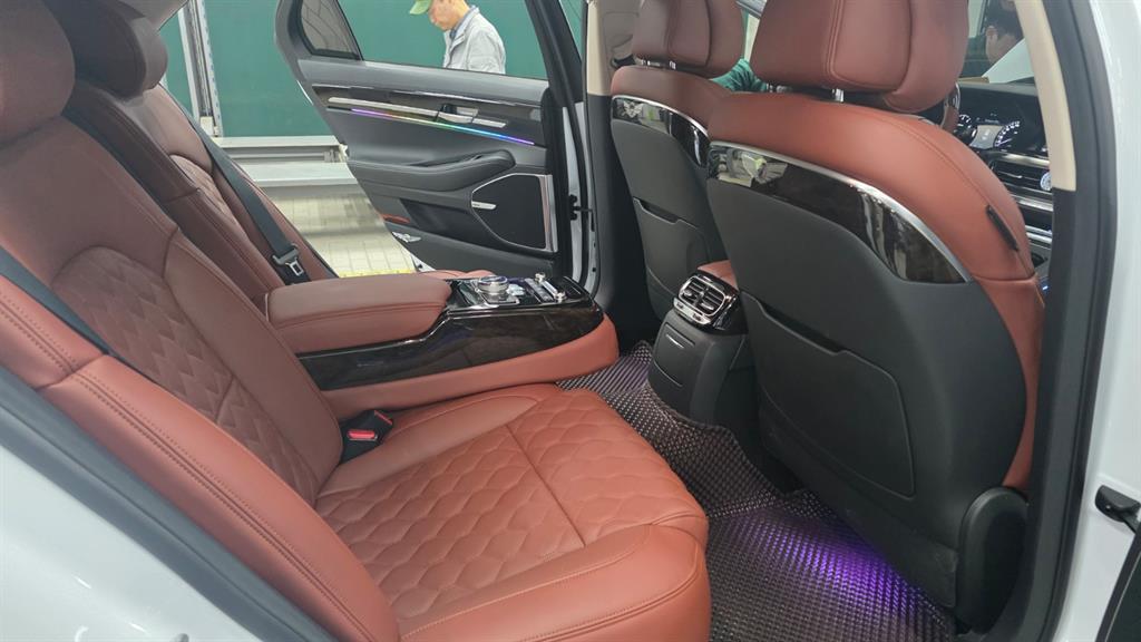 Genesis G90 - Vista 12