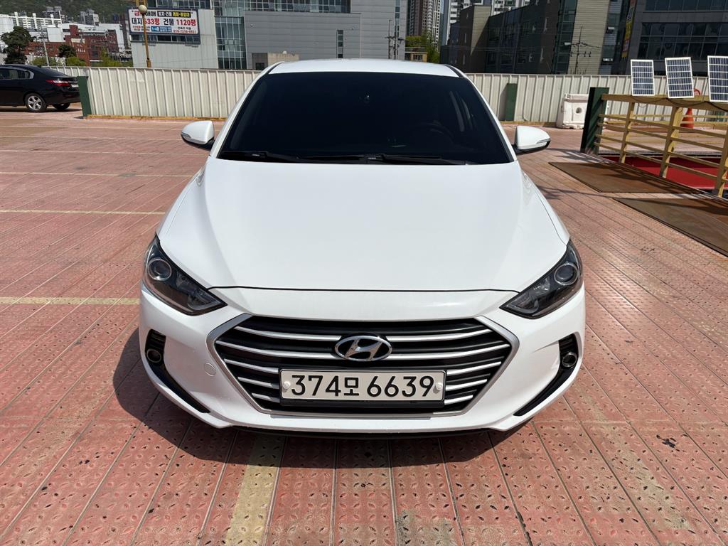 HYUNDAI Avante - Vista 3