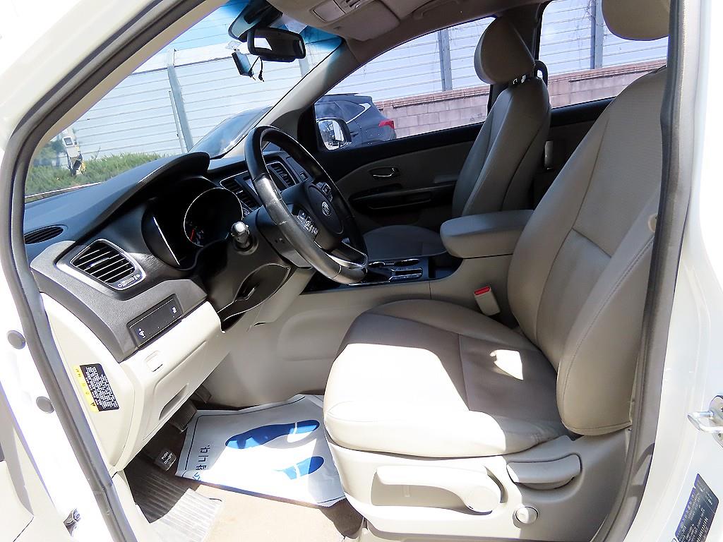 KIA Carnival - Vista 5