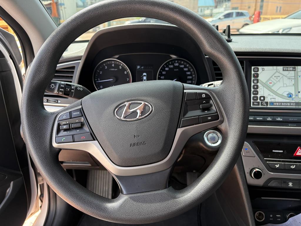 HYUNDAI Avante 2018 Blanco - Importación desde Corea - HF Imports Iquique - Foto 13