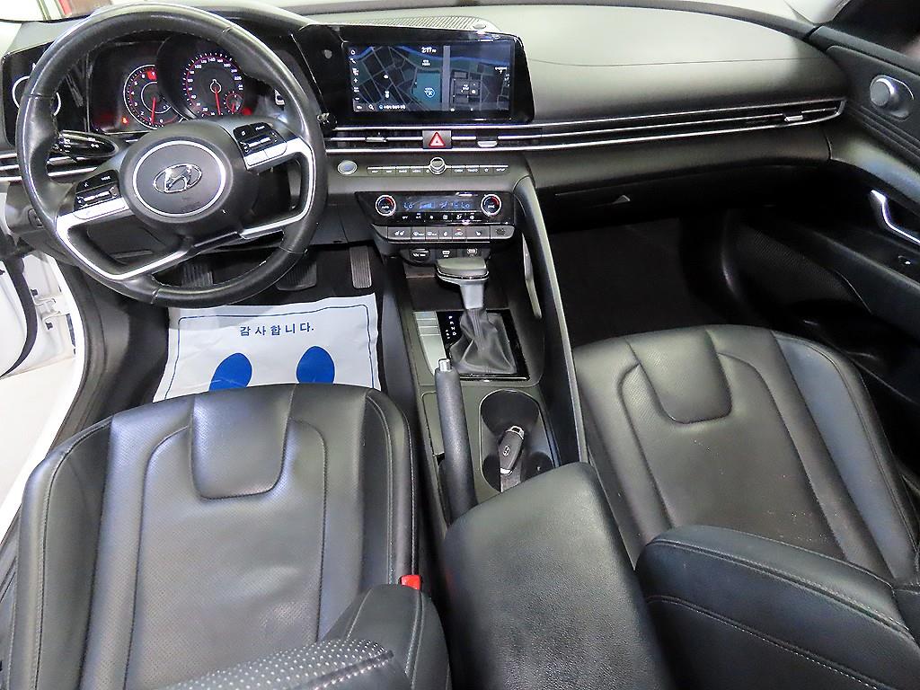 HYUNDAI Avante - Vista 10