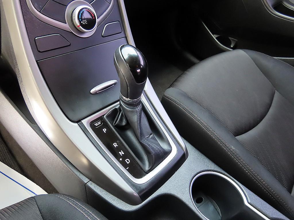 HYUNDAI Avante - Vista 10