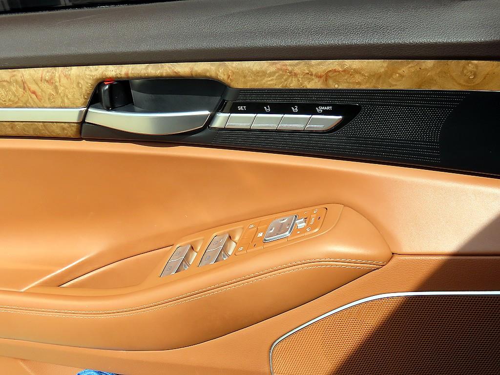 Genesis G90 - Vista 12