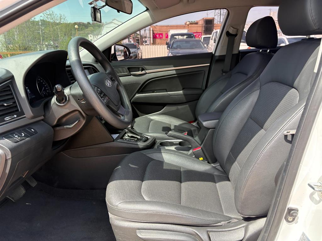 HYUNDAI Avante - Vista 10