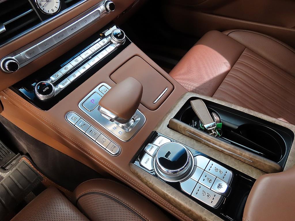 Genesis G90 - Vista 11