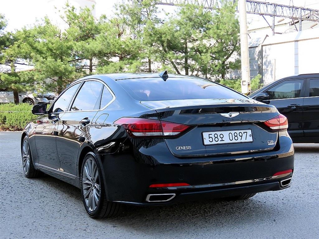 HYUNDAI Genesis - Vista 3