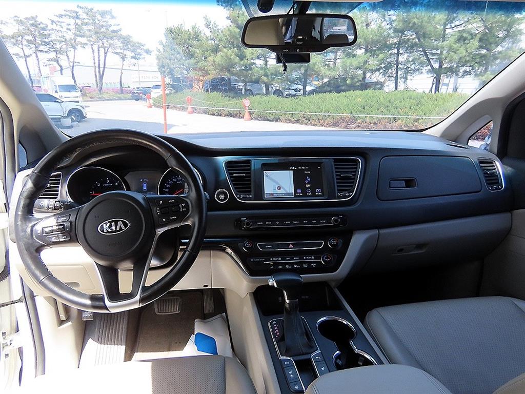 KIA Carnival - Vista 8