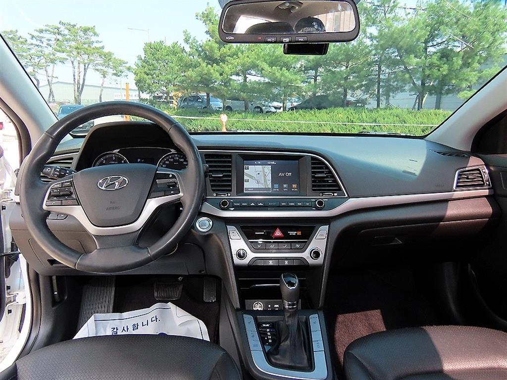 HYUNDAI Avante - Vista 7