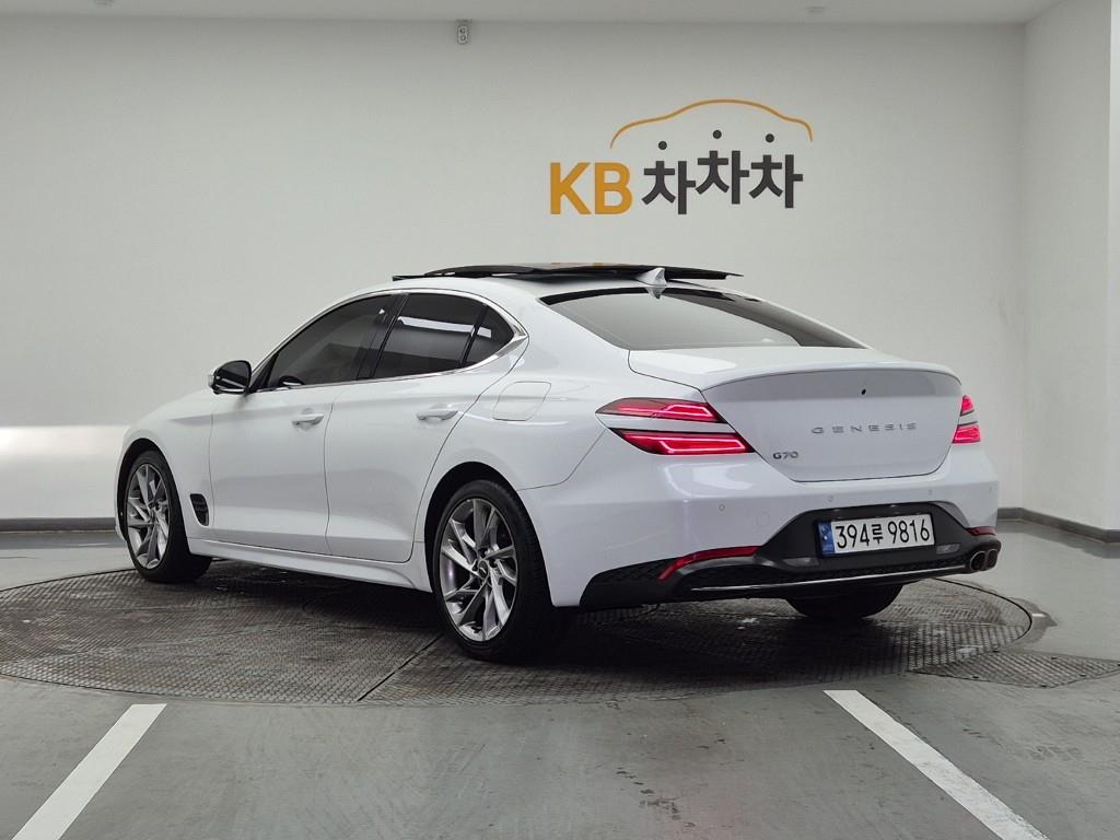 Genesis G70 - Vista 3