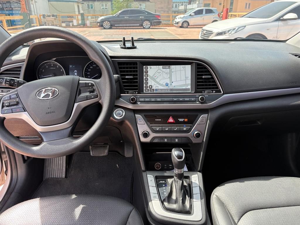 HYUNDAI Avante - Vista 5