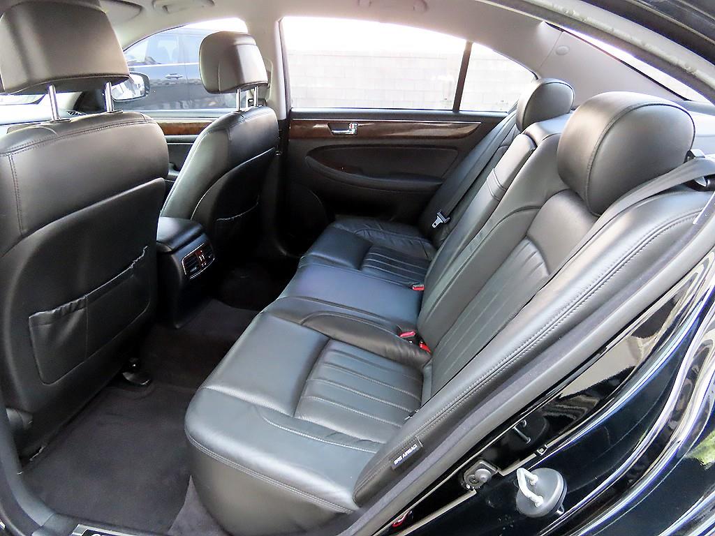 HYUNDAI Genesis - Vista 6