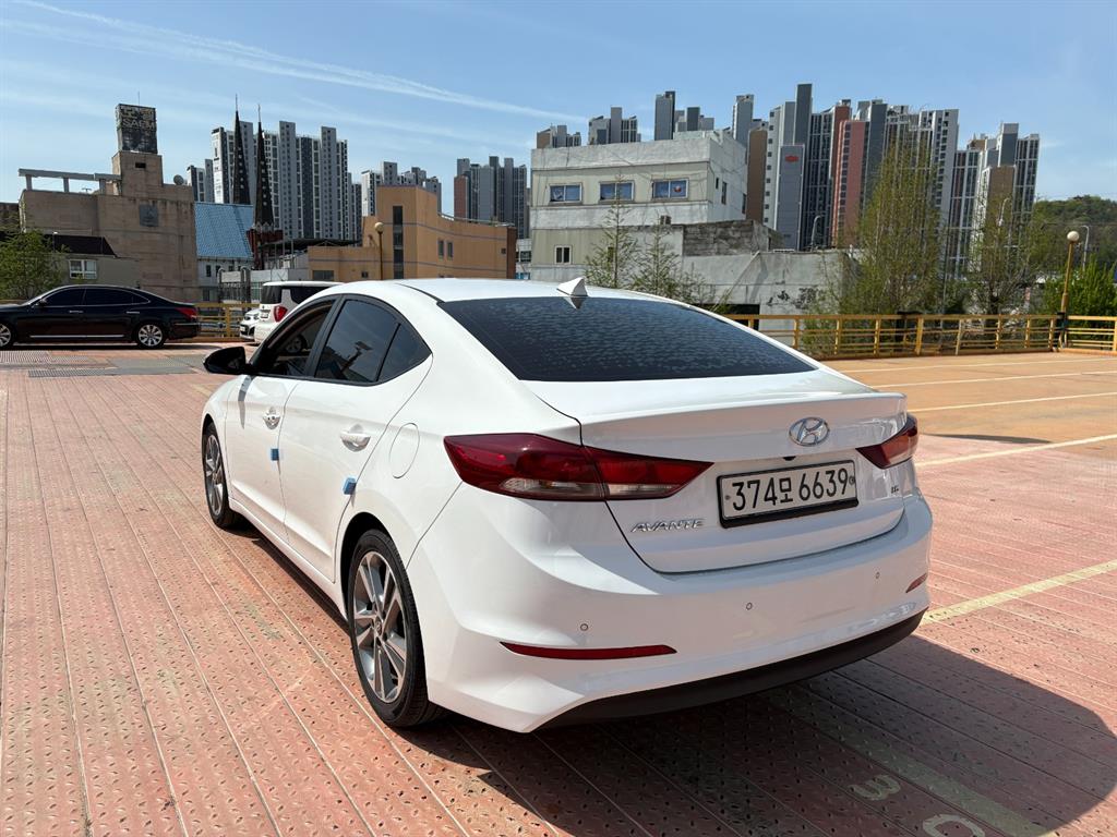 HYUNDAI Avante - Vista 2