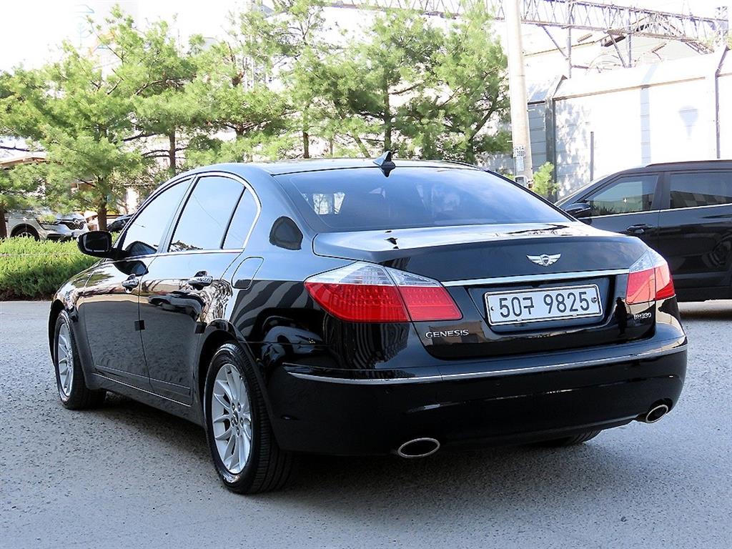 HYUNDAI Genesis - Vista 3