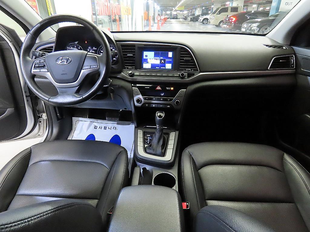 HYUNDAI Avante - Vista 10