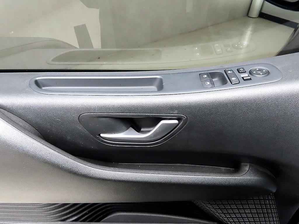 HYUNDAI Staria - Vista 11