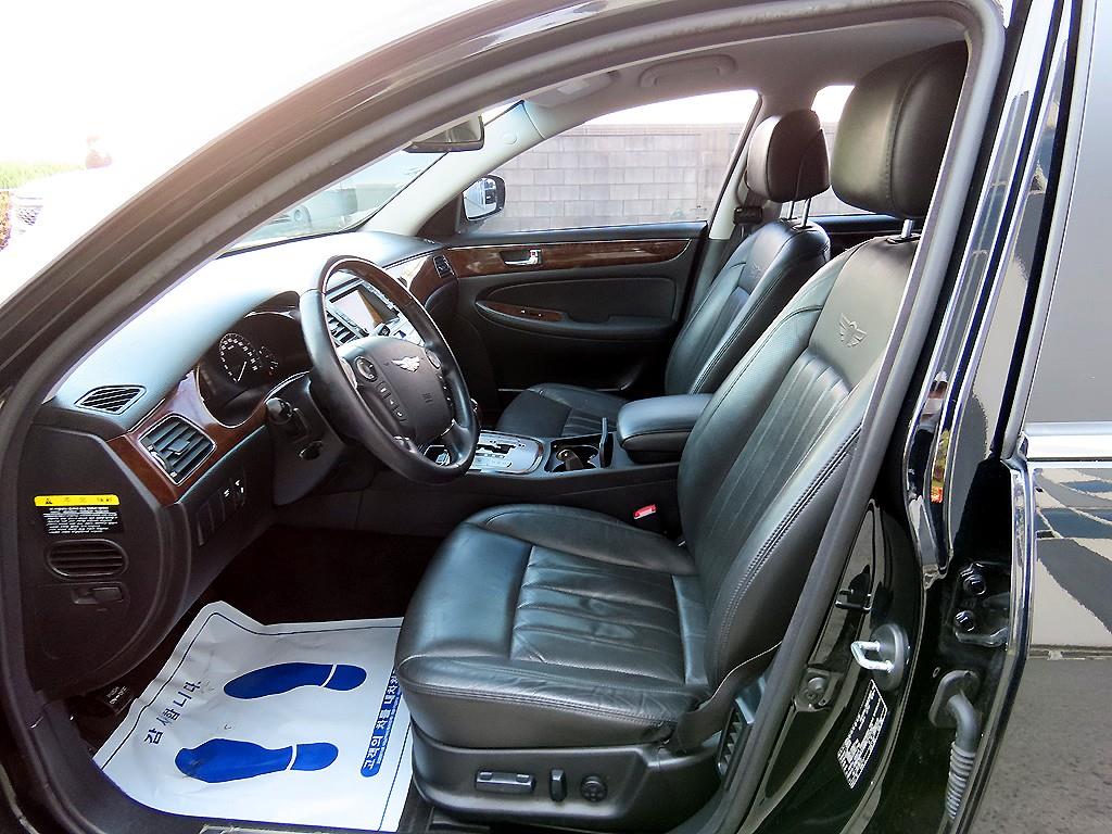 HYUNDAI Genesis - Vista 5