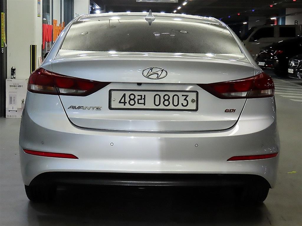 HYUNDAI Avante - Vista 5