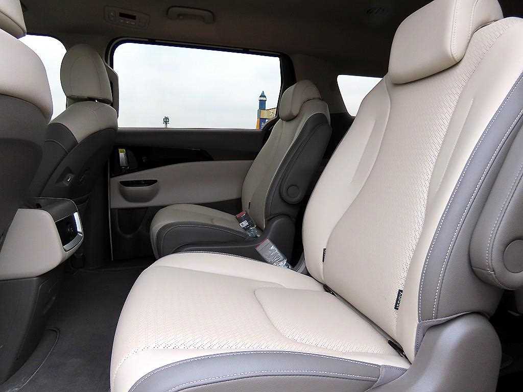 KIA Carnival - Vista 6