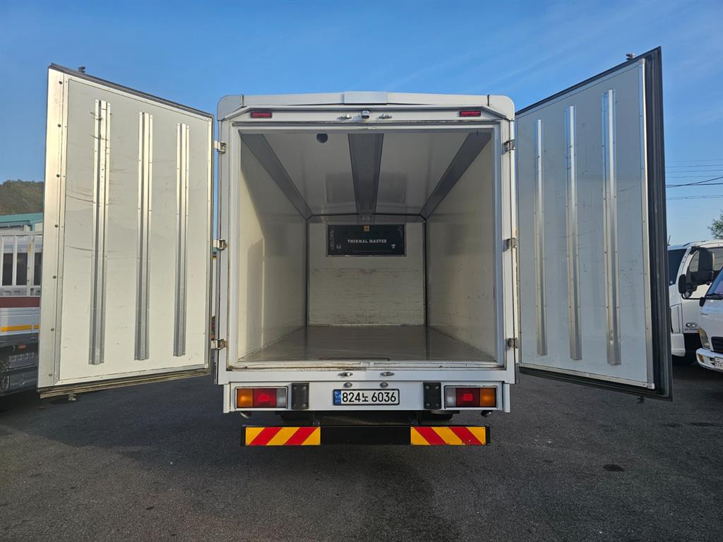 medium and large cargo truck - Vista 9