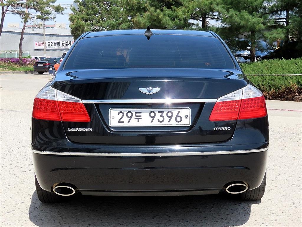 HYUNDAI Genesis - Vista 4