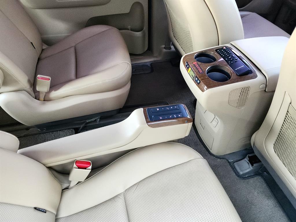KIA Carnival - Vista 12