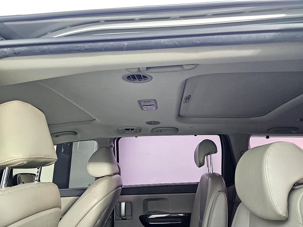 KIA Carnival - Vista 12