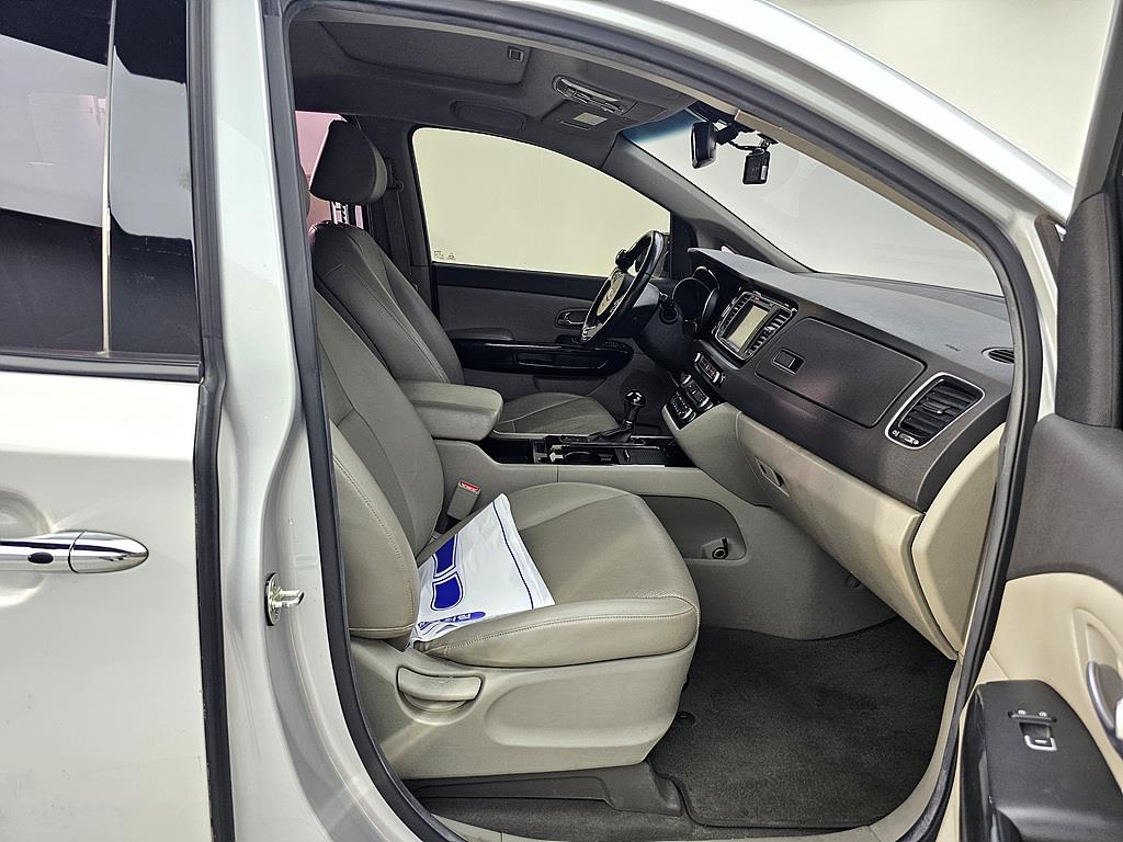 KIA Carnival - Vista 11