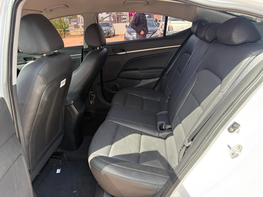 HYUNDAI Avante - Vista 11