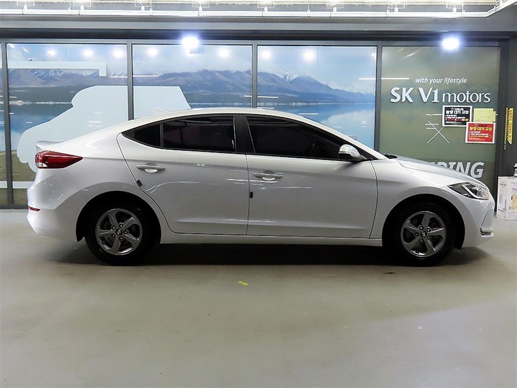 HYUNDAI Avante - Vista 3