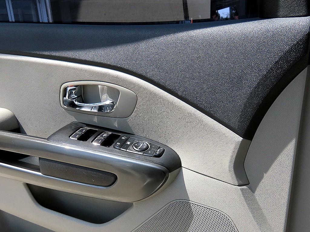 KIA Carnival - Vista 12
