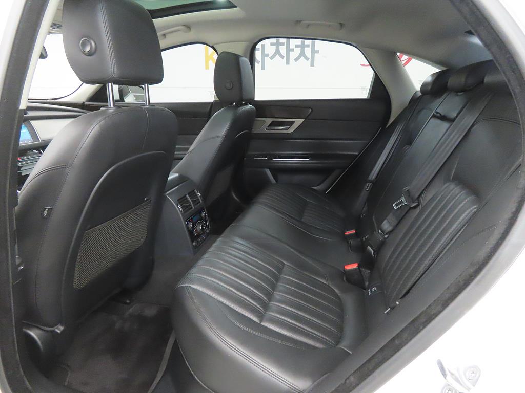 Jaguar XF - Vista 6