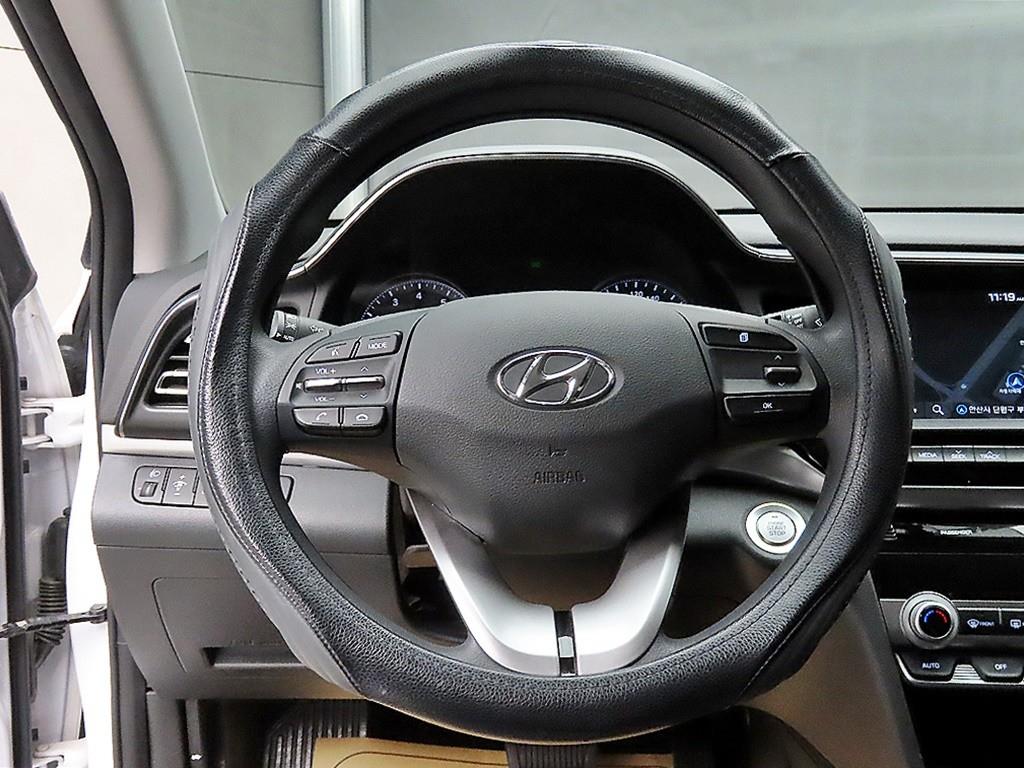 HYUNDAI Avante - Vista 9