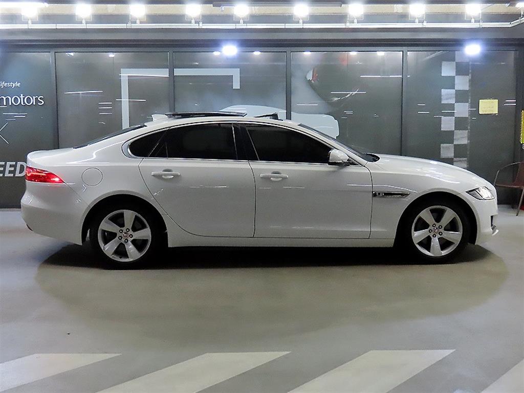Jaguar XF - Vista 3