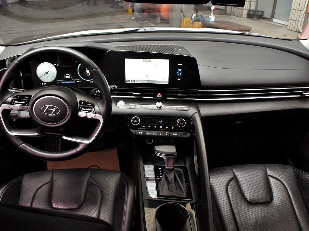 HYUNDAI Avante - Vista 12
