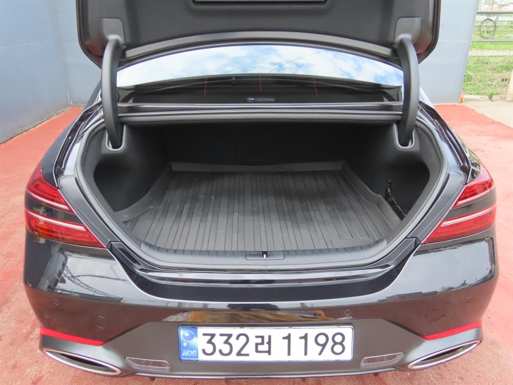 Genesis G70 - Vista 9