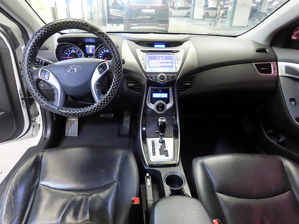 HYUNDAI Avante - Vista 10