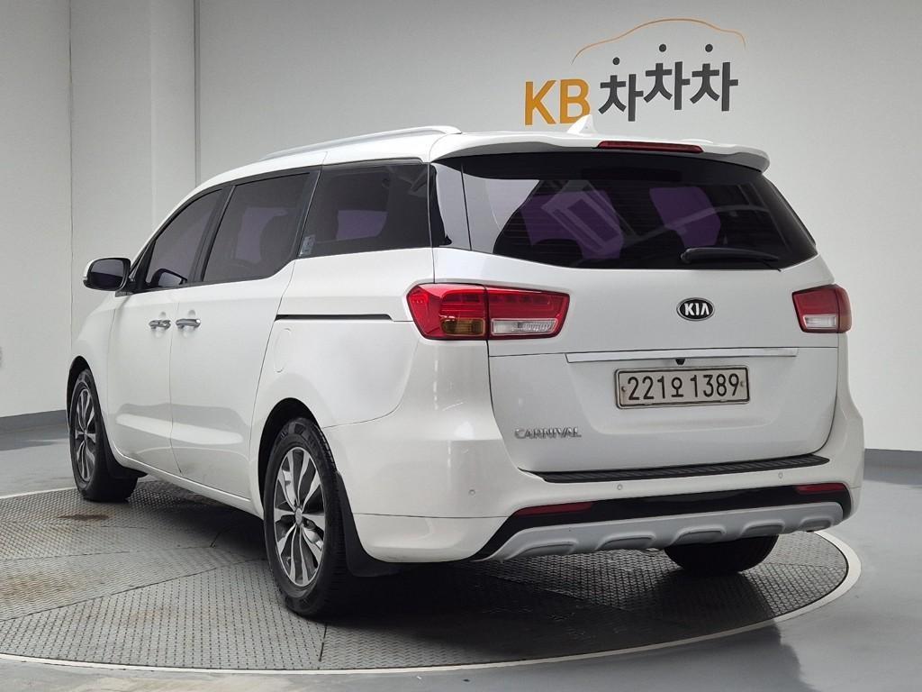 KIA Carnival - Vista 2