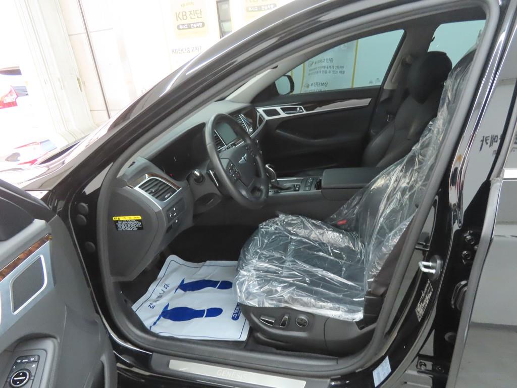 HYUNDAI Genesis - Vista 5