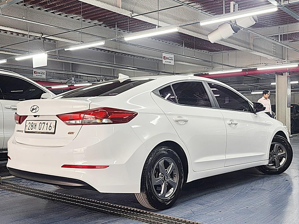 HYUNDAI Avante - Vista 2