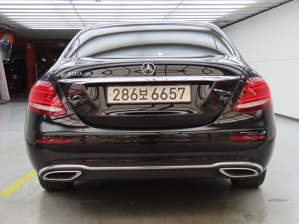 Mercedes Benz E class - Vista 4