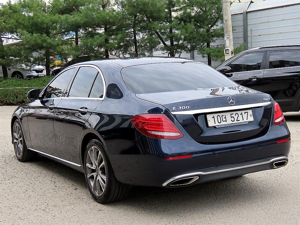 Mercedes Benz E class - Vista 3