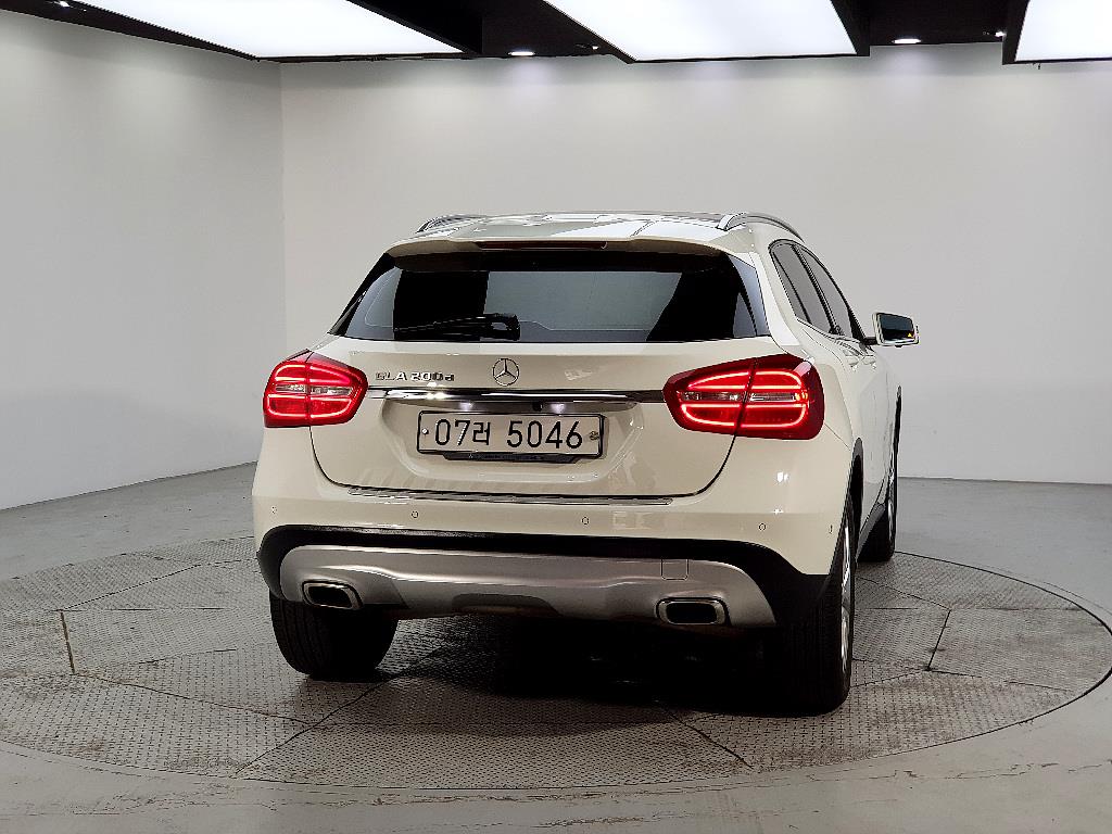Mercedes Benz GLA Class - Vista 3