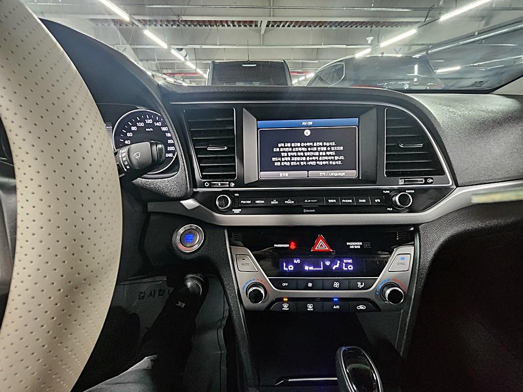 HYUNDAI Avante - Vista 9