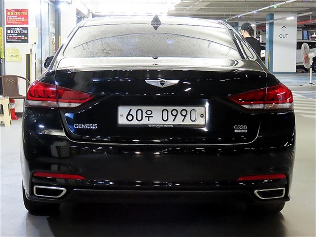 HYUNDAI Genesis - Vista 5